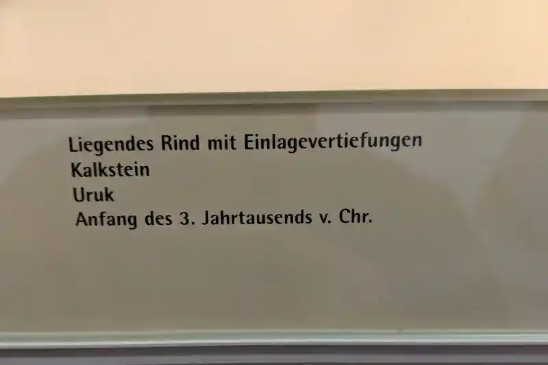 Lying cattle with indentations in the limestone Uruk at the beginning of the 3rd millennium BC, located at the Pergamon museum.